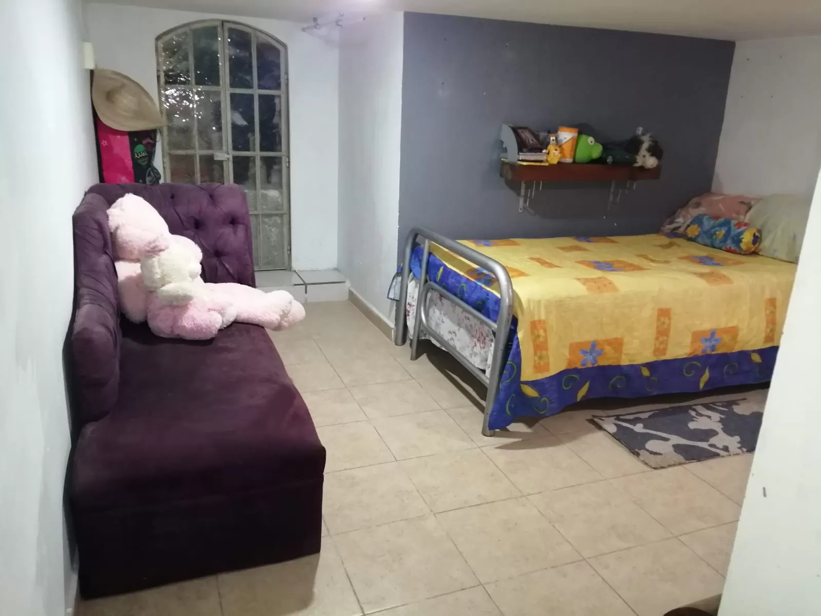 Se renta cuarto amueblado